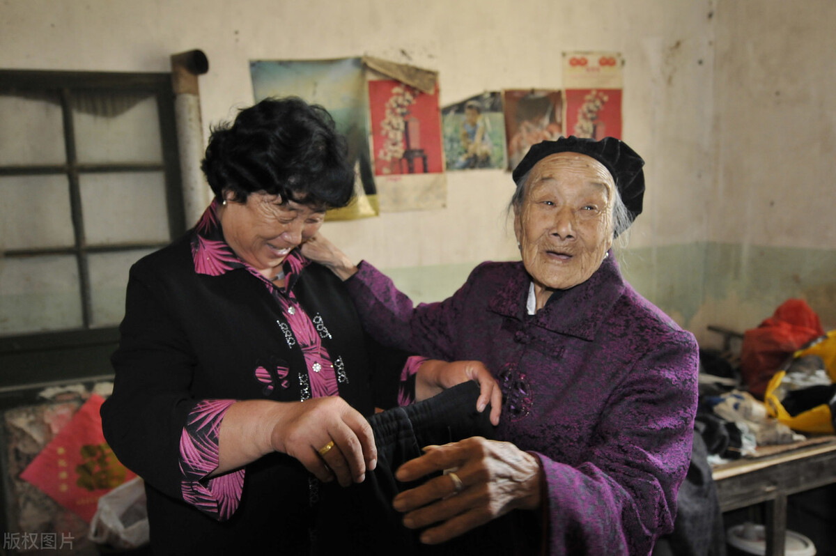 婆婆生日，弟媳送耳环我孝敬2万，婆婆嫌我给少，老公：爱要不要