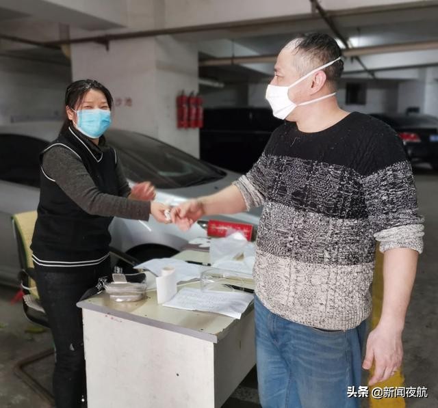 每切一块冻猪肉，就像下了一场猪肉味儿的雪……