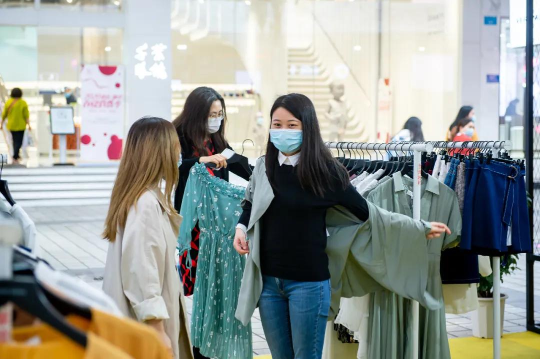 周末逛天府文创集市感受生活美学,周末逛市集看潮雕秀