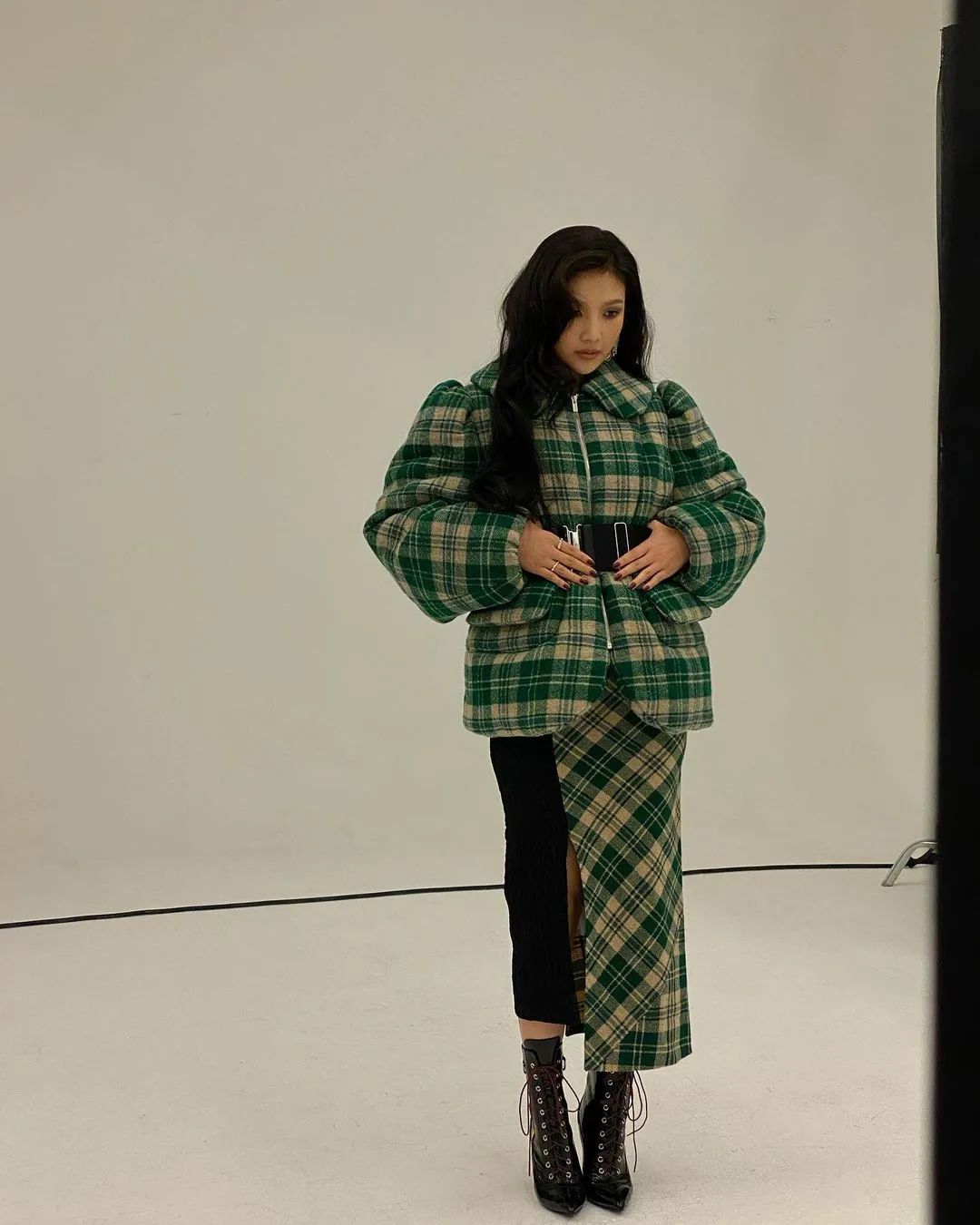 王嘉尔炸裂现场宣美 (王嘉尔宣美最新视频)