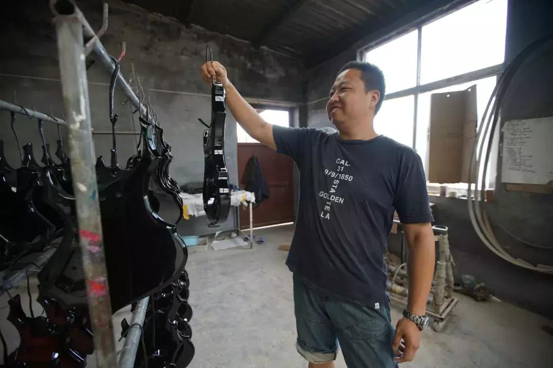 探访“网红”小镇:80万把乐器里的乡土经济学