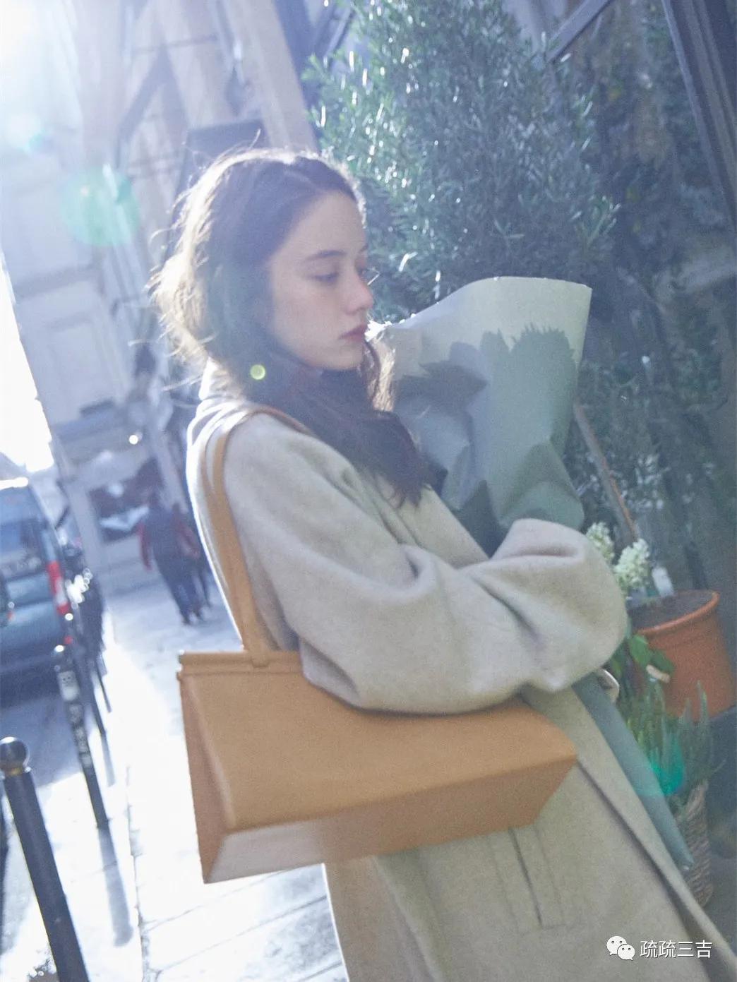 韩剧小女孩背个斜挎包,小众轻奢女士包袋