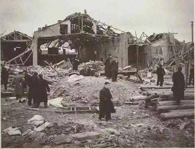 蒋介石疯狂轰炸上海，却遭苏军王牌飞行员痛击，蒋军战机掉头就跑