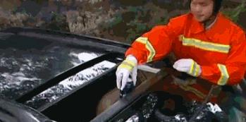 搞笑GIF动图：原来姑娘才是大力士，后面的黑人哥们都看呆了