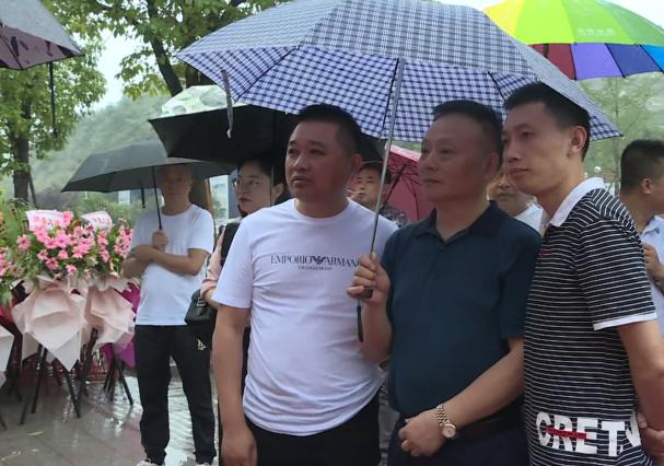 打着雨伞排着队!南充嘉陵昨天开业的这家医院竟然这样受欢迎……