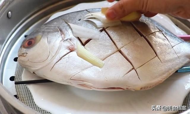 清蒸鲳鱼怎么做法比较好吃,清蒸五彩鲳鱼的做法和步骤