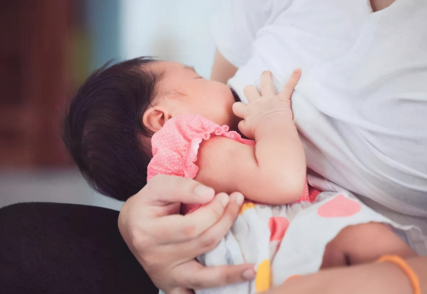 宝宝出生的第一口甘露是奶还是水？医生表示：母乳的营养价值更高