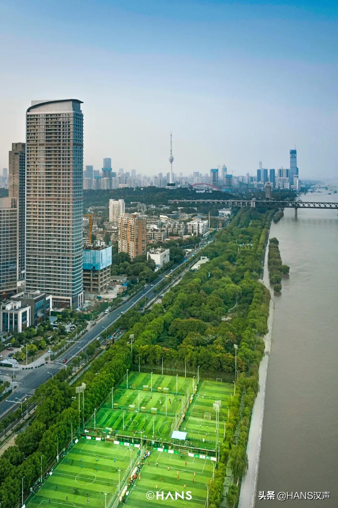 你在武汉球场边吼一嗓，就会认识一位带头大哥