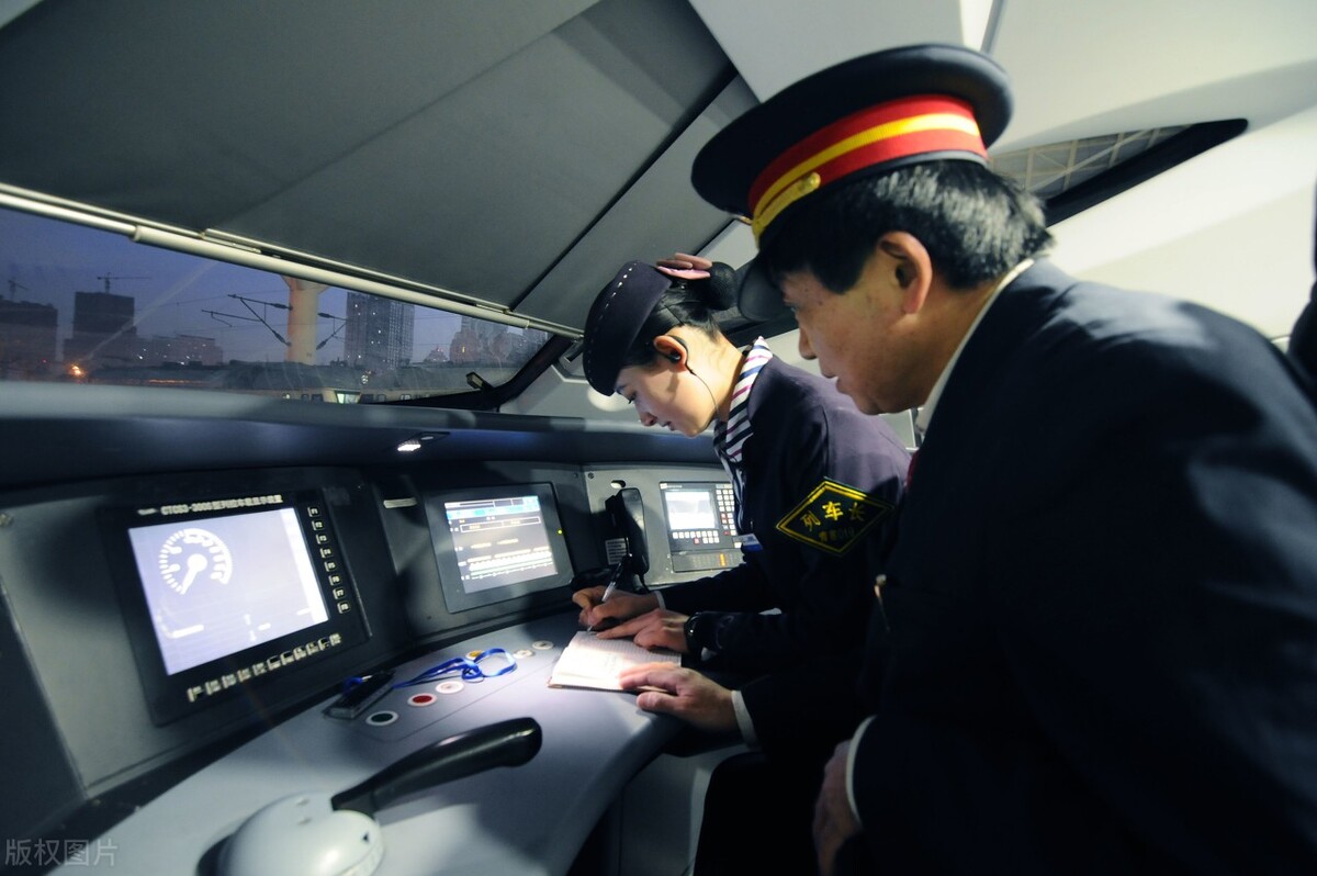 开高铁司机一年有多少工资,高铁司机一年的收入