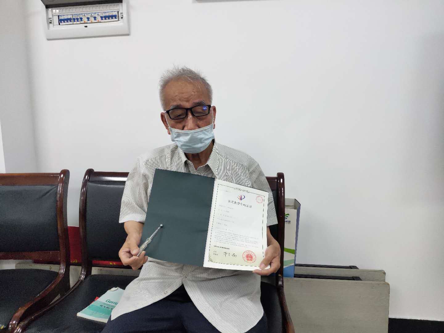 荔湾｜高手在民间！耄耋老人发明微电按摩笔，还获得了国家专利