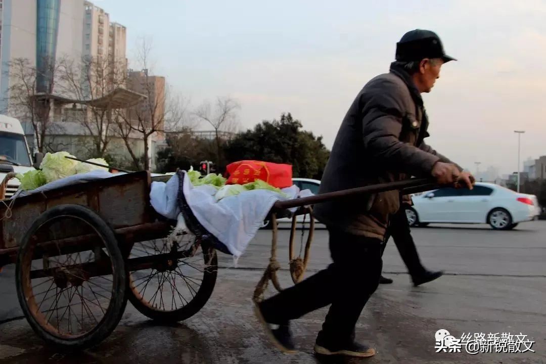 男人拉车送煤回来，背着手唱一句秦腔，女人回应一句秦腔