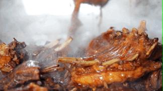 炕锅羊肉面最正宗做法,柴火灶大铁锅炖羊肉