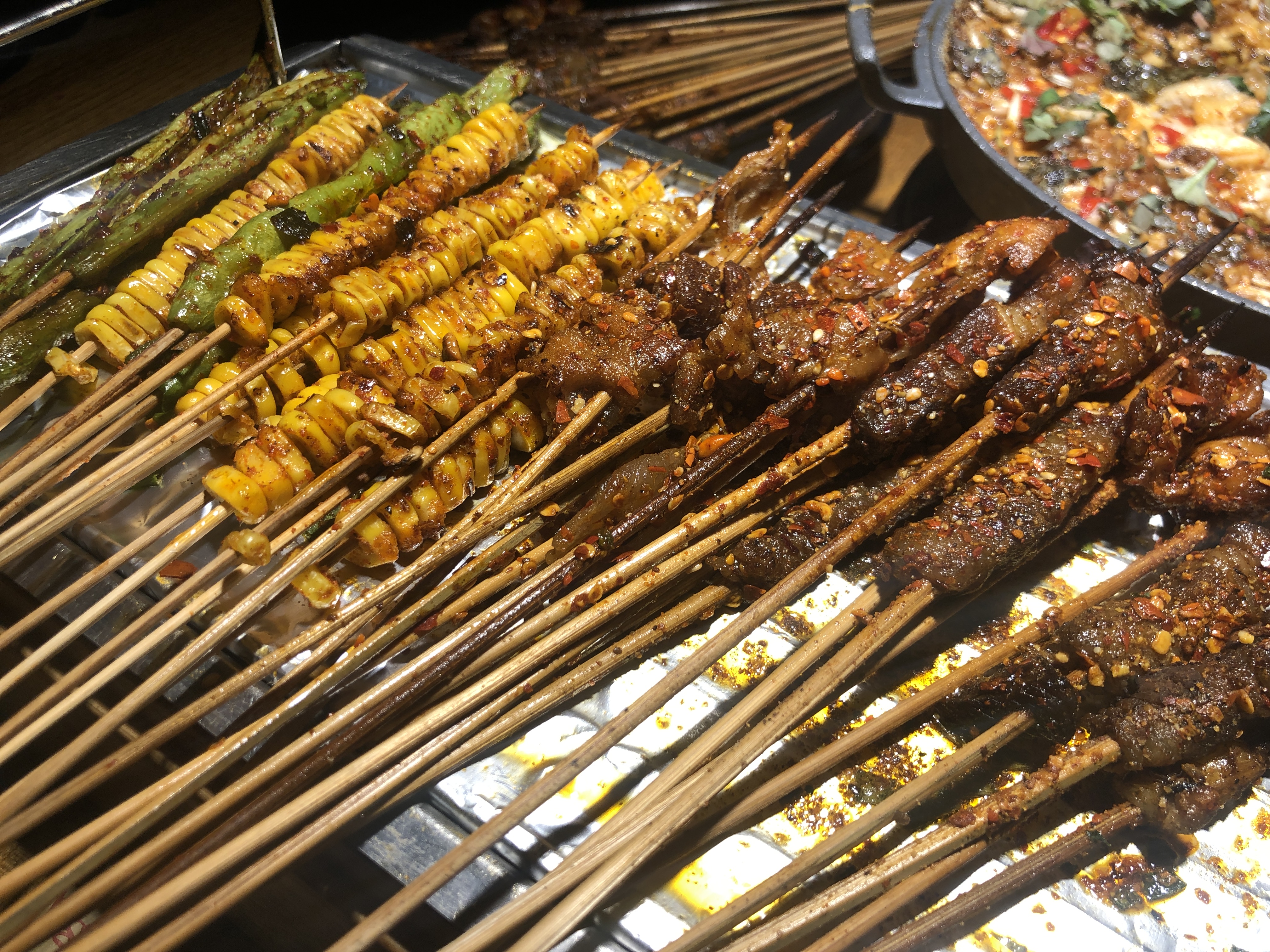 《李不管把把烧VS何师烧烤，谁更胜一筹？》