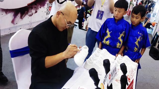 武僧一龙安慰李景亮,武僧一龙评价