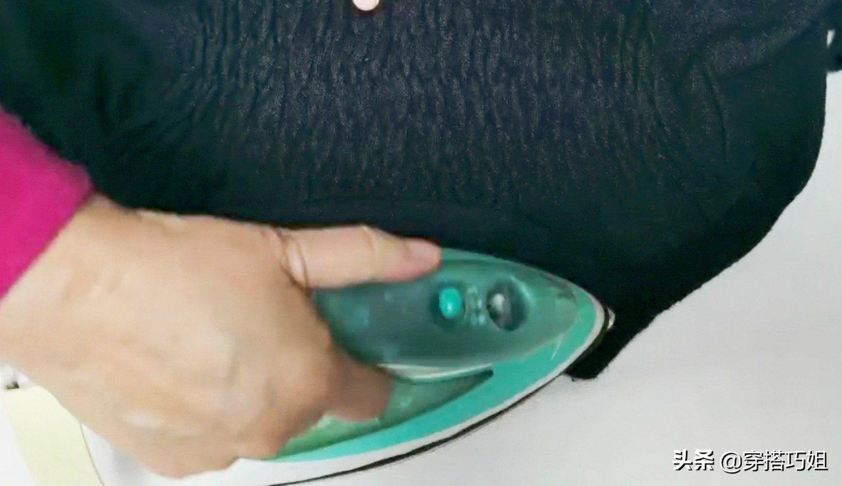 一根领子打结方法,毛衣袖口大了用皮筋的小窍门