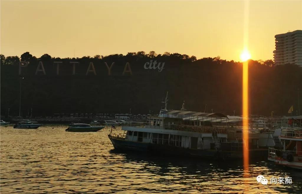 泰国一人行芭提雅跳伞,泰国三人行歌曲