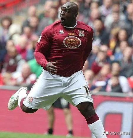 堪称“足坛奥尼尔”!英格兰前锋体重200斤,生涯进200多球