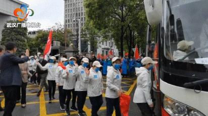 最高的礼遇最深的敬意,最高礼遇迎接英雄凯旋路人鸣笛