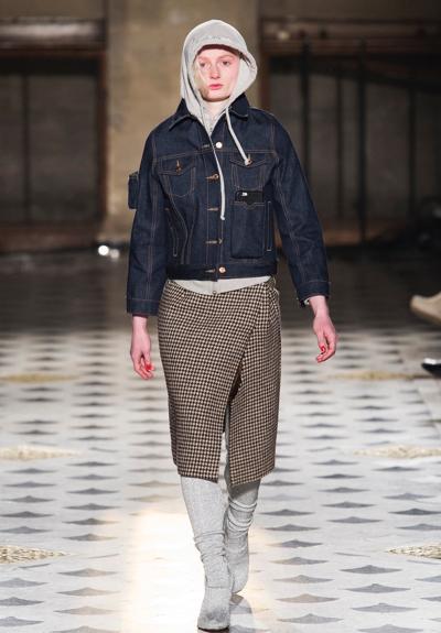 秋冬季节卫衣单穿有些冷，加件外套一起穿，舒适时尚又有范儿