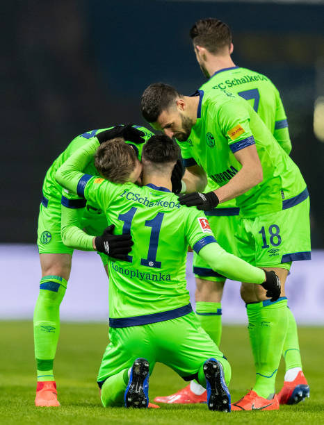 沙尔克04大将险遭拉姆塞断腿悲剧！受伤瞬间隔着屏幕都感觉到疼！