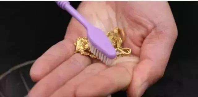 金首饰变得脏旧，教你一招不用去金店也能光泽如新。