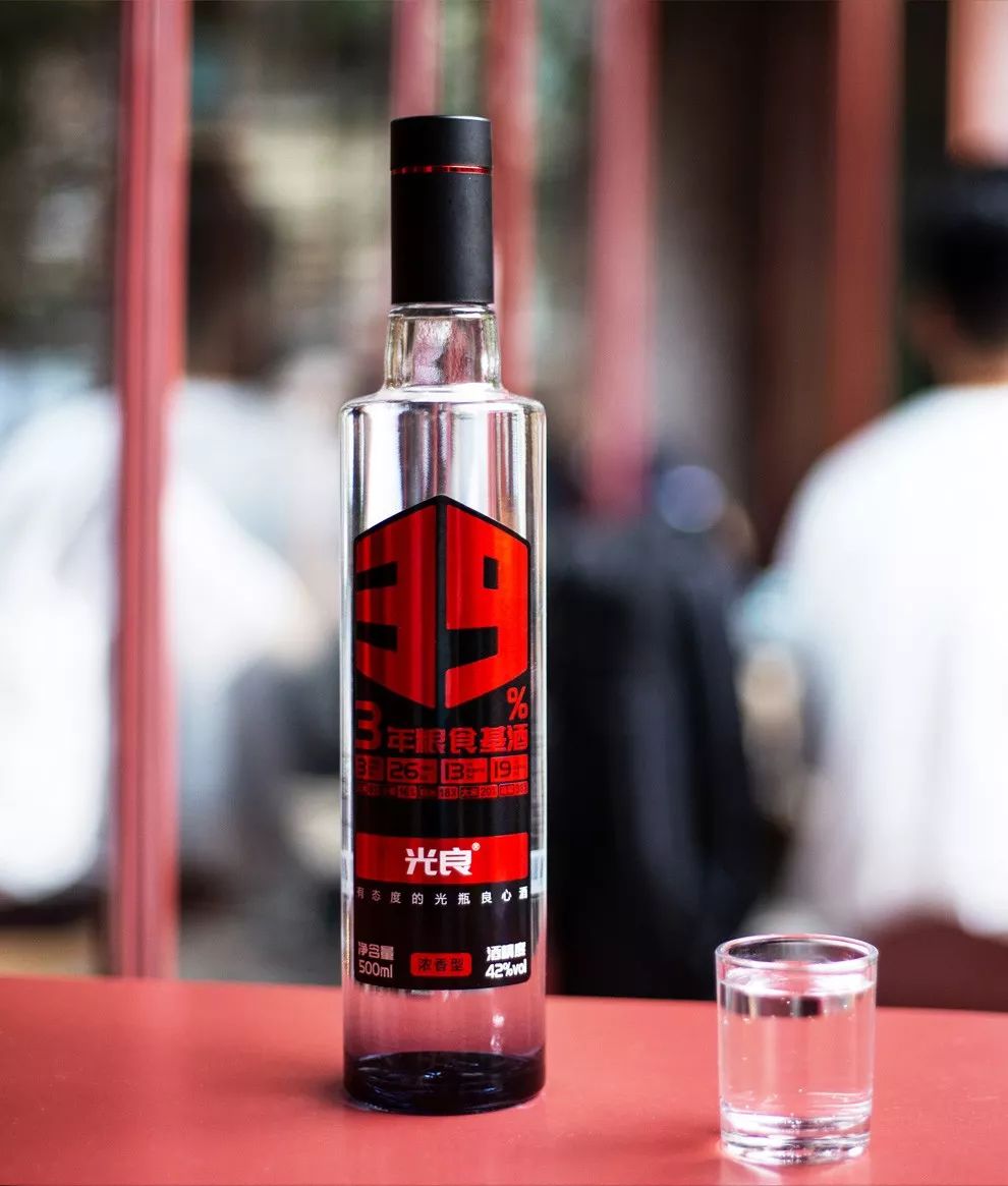 光瓶酒的两位“门外汉”，为什么都把第一次给了光良？