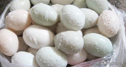 腌咸鸭蛋的2种方法简单快速,腌制咸鸭蛋只需简单三步个个流油
