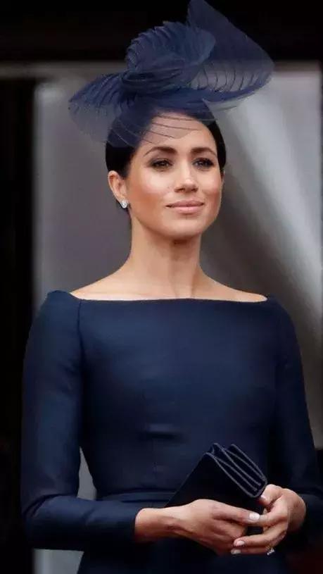 从全世界最会戴帽子的女人身上,学习一点「帽子戏法」