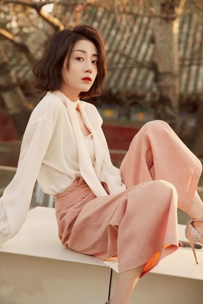 高腰雪纺衫搭配阔腿裤,缎面条纹雪纺衫这样穿时尚洋气