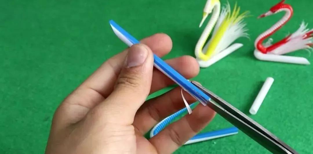 七彩的吸管剪一剪,DIY的蜗牛,天鹅,简直太像了(附教程)