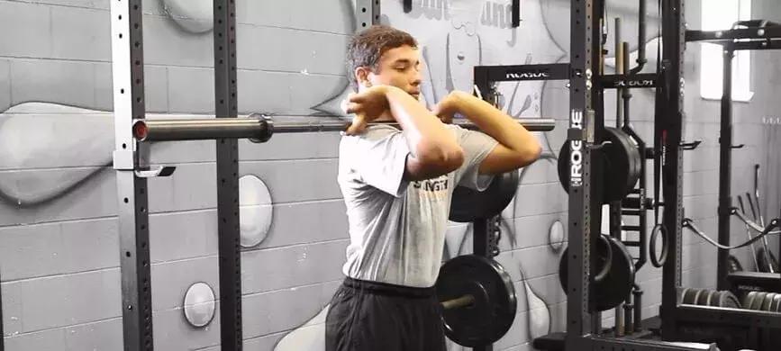 深蹲后腰疼的走不了路如何缓解,深蹲训练时腰疼的原因和改善方案