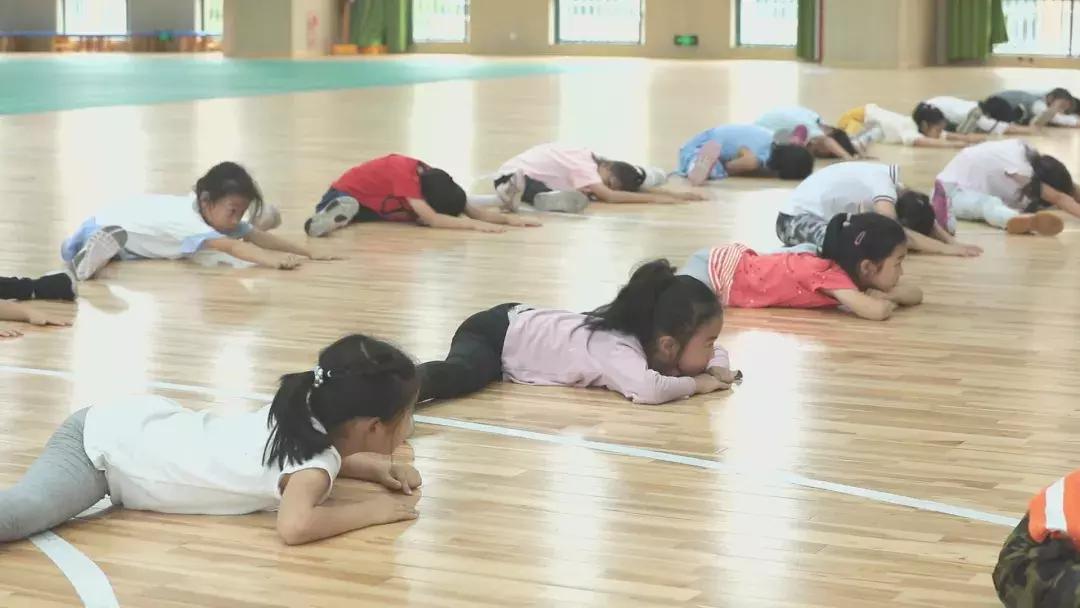 杭州小学二年级体育课居然要考劈叉？家长们全懵了