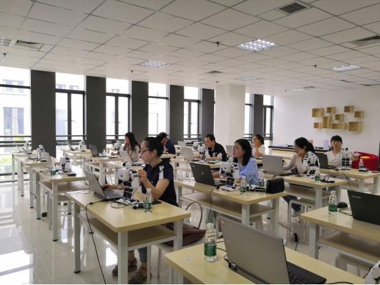 两江新区企业乐聚机器人开展人工智能教学强化培训