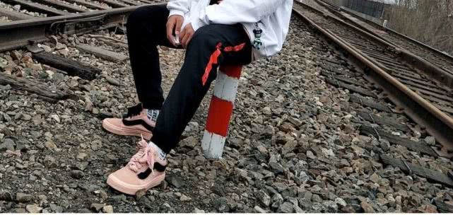 珍惜你的女孩和Vans