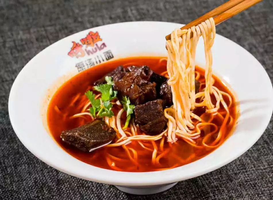 一个给重庆小面动手术的网红帅哥：我有一包治愈夫妻店痛点的药