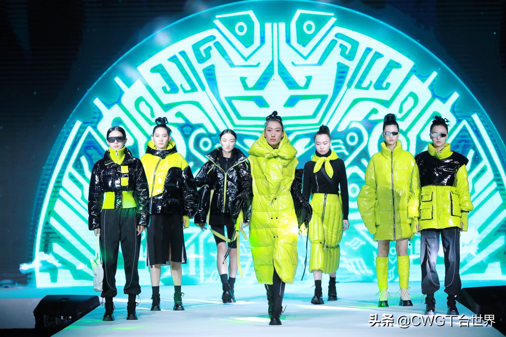 亦帛时尚羽绒服是品牌吗,亦帛时尚2021冬羽绒服发布会