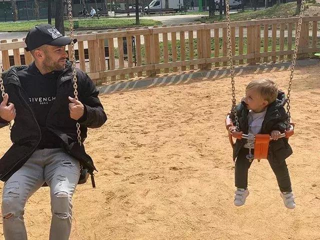 你们在此不要动，爸爸们去场边喝喝茶