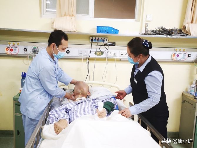 即使手指已弯曲变形，患者仍努力尝试为泰心康护护理员竖起拇指