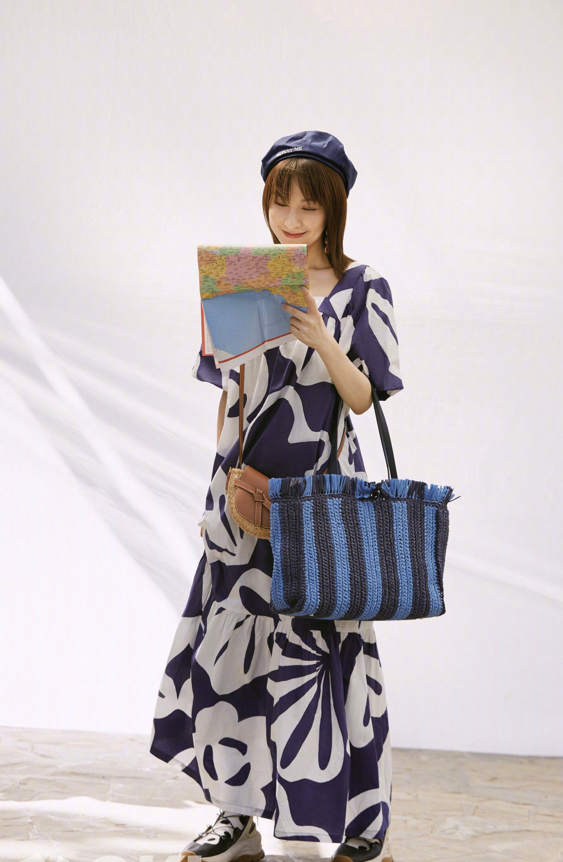 吴昕穿搭黑色帽,吴昕穿潮装现身机场