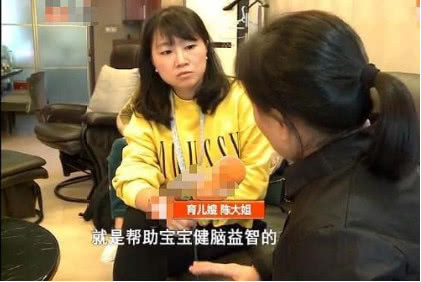 宝宝被育儿嫂倒立甩,妈妈监控看到宝宝翻身差点窒息