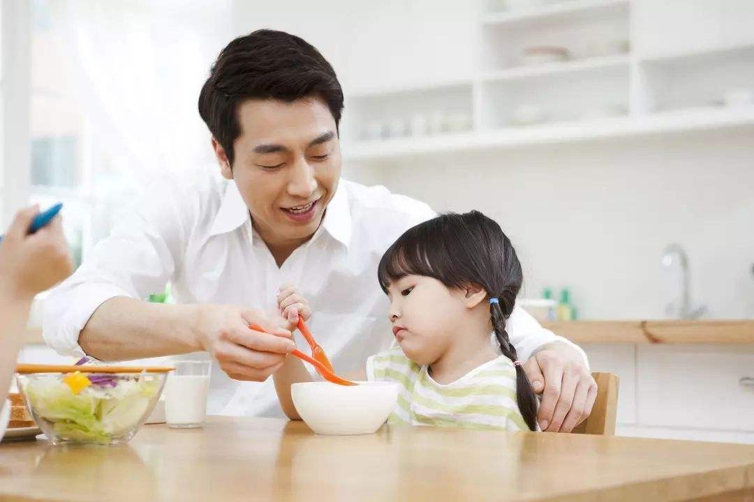 小孩反复积食有内热如何推拿,孩子积食口臭磨牙积食内热吃什么