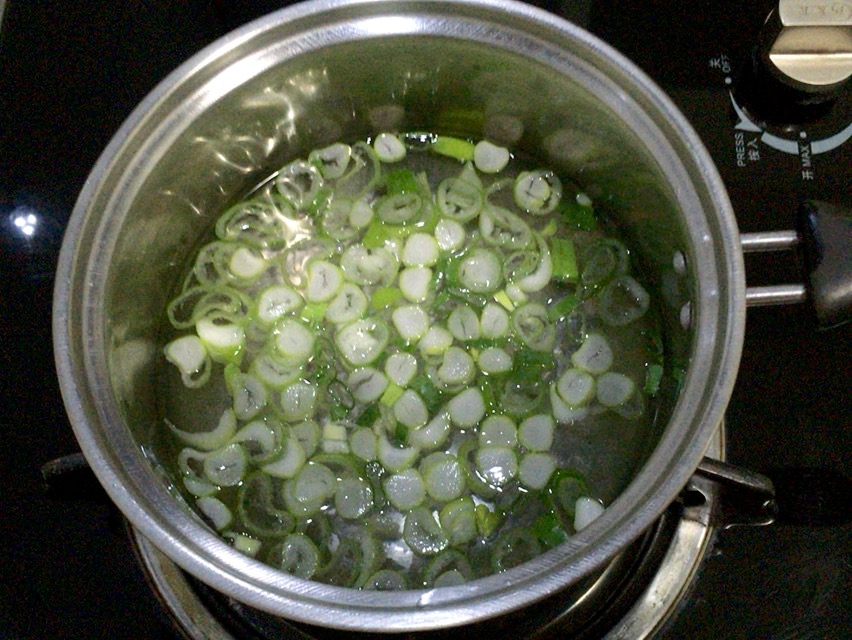 鸡蛋羹加多少水蒸才能蒸出来很嫩,鸡蛋羹如何不加水也能做很嫩