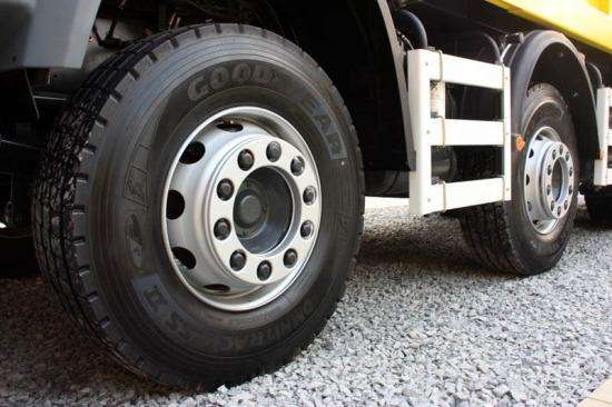 为什么卡车前后轮轮毂凹凸不一样？