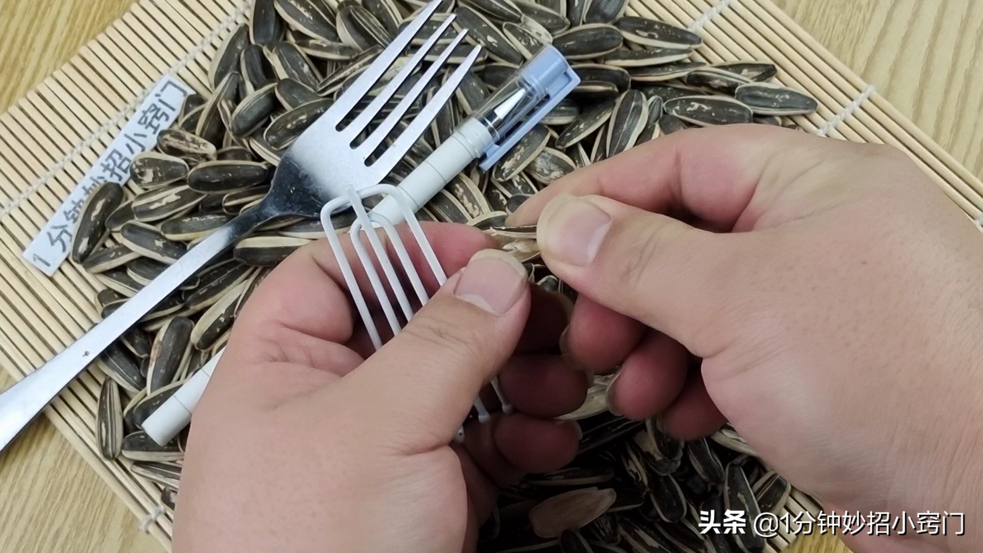 瓜子还用手剥吗,瓜子要用手剥了吃