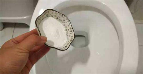 马桶堵了但还缓慢下水能用开水吗,用开水冲马桶能疏通管道吗