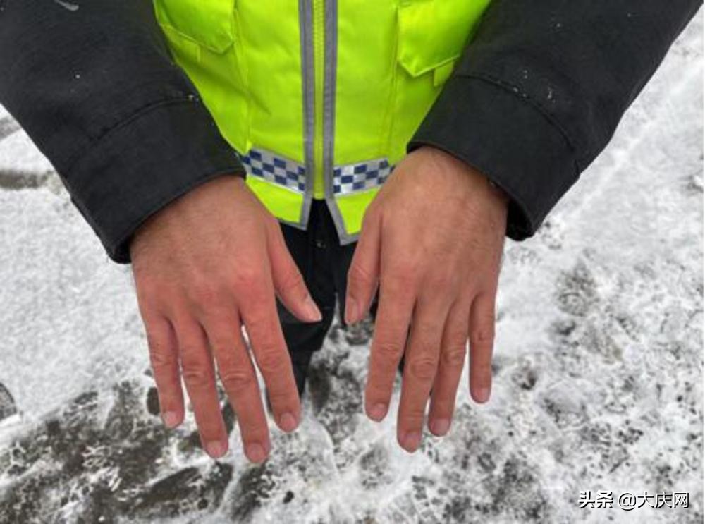 疫情期间零下民警坚守岗位,民警风雪中坚守防疫一线