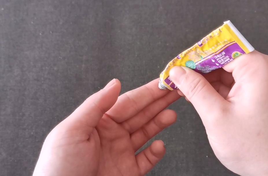 502胶水粘手怎么快速弄掉,手指要是被502胶水弄的话该怎么办