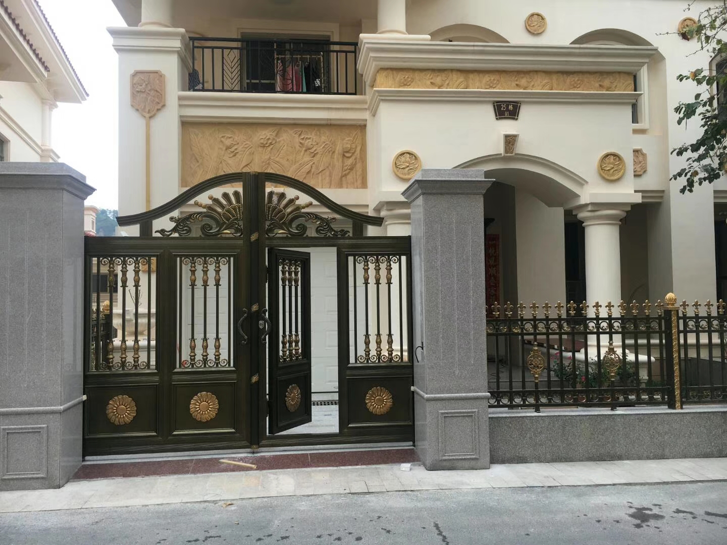 双开铝艺大门安装,双开铝艺大门