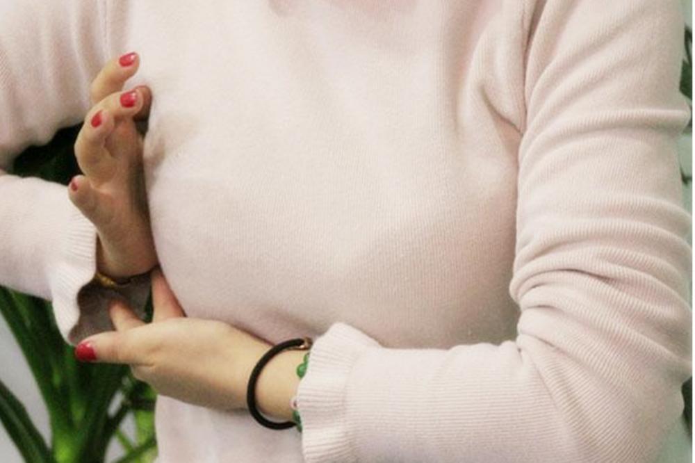 宝妈喂奶时可以用酒精消毒吗,宝妈喂奶要脱衣服吗