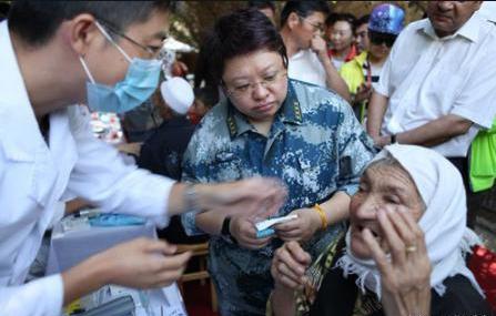 栾树韩红许志安,许志安和韩红接吻图片